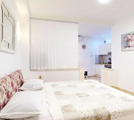 Apartamento By The Duće