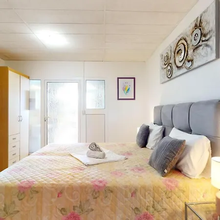Apartamento By The Duće