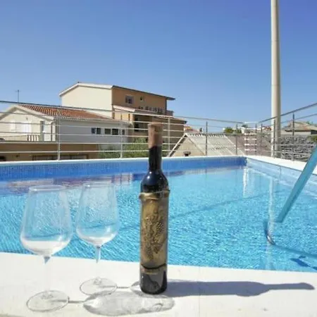 Apartamento By The Duće